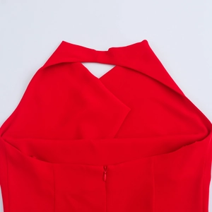 Dettaglio dello scollo all'americana rosso e retro con cerniera invisibile abbinata