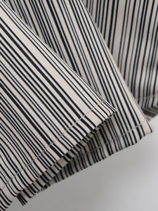 Vue détaillée du tissu en sergé à rayures noires et blanches avec double couture renforcée