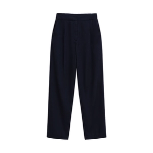 Détail du pantalon taille haute à jambes larges avec doubles plis élégants et coupe droite