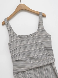 Détail de la robe sans manches à rayures avec encolure carrée et plis à la taille