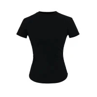 Detailansicht eines schwarzen Slim-Fit-T-Shirts mit geschwungenem Saum und klassischem Rundhals