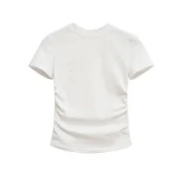 Detailansicht der seitlichen Raffung an einem schmal geschnittenen weißen Sommer-T-Shirt