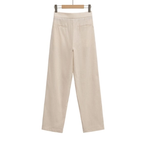 Détail arrière d'un pantalon beige taille haute avec poches et texture aspect lin