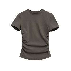 Detail eines kohlegrauen T-Shirts mit Raffungen, elastischem Stoff und Rundhalsausschnitt