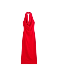 Elegante abito lungo in raso rosso con scollo a cappuccio e silhouette senza schiena