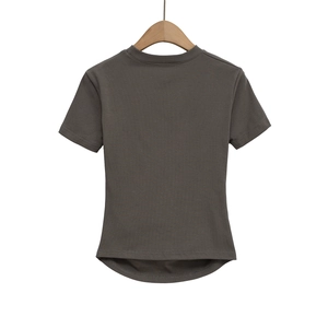 Nahaufnahme des schmal geschnittenen dunkelgrauen T-Shirts mit Rundhals und rundem Saum