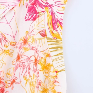 Détail de la couture de qualité sur le tissu d'une robe d'été à imprimé floral tropical