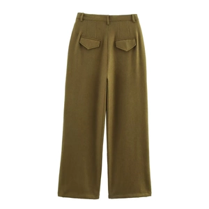 Detailansicht der olivgrünen Hose mit hoher Taille, weitem Bein und Pattentaschen