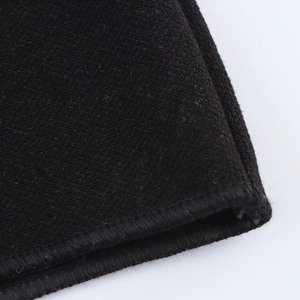 Gros plan du tissu tricoté noir avec des détails de couture surjetés professionnels
