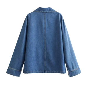 Vista trasera de chaqueta vaquera azul medio con detalle de costura y cuello