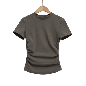 Detail eines schmal geschnittenen dunkelgrauen T-Shirts mit seitlicher Raffung und Rippstoff