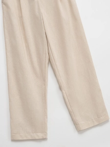 Détail du tissu en lin couleur avoine et des coutures du pantalon décontracté droit