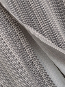 Gros plan du tissu rayé respirant montrant une texture de qualité et un drapé souple