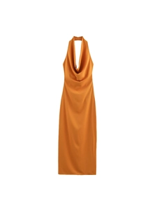 Elegante abito midi arancione in raso con scollo a cappuccio e schiena scoperta