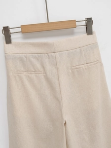 Détails du pantalon en lin crème à taille haute avec poches arrière et coutures soignées