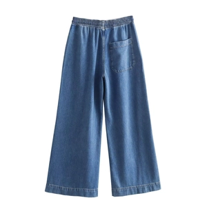 Detalle de la cintura elástica de talle alto y bolsillo trasero grande en este pantalón vaquero