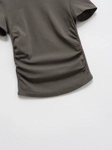 Detailansicht des dunkelgrauen Strick-Tops mit seitlicher Raffung und Kordelzug