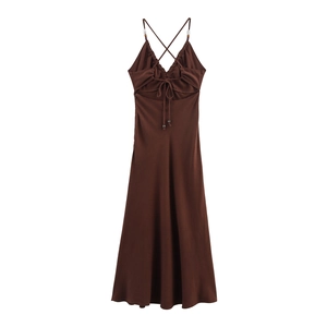 Robe midi marron foncé à bretelles avec encolure plissée et bretelles croisées