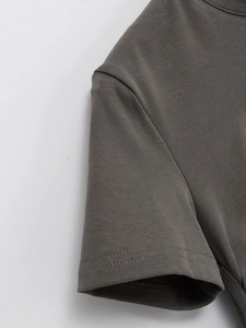 Detail der Doppelnadelnaht und Rippstrick-Textur an dem dunkelgrauen taillierten T-Shirt