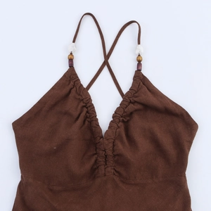 Robe midi dos nu marron foncé en lin avec bretelles perlées et décolleté en V plissé