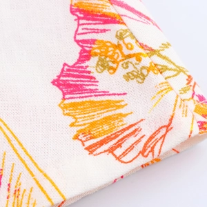 Gros plan sur tissu à imprimé floral avec coutures de qualité et texture de toile
