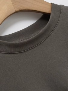 Detail von Rundhalsausschnitt und Nähten am dunkelgrauen Kurzarm-T-Shirt mit Falten
