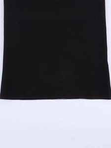 Abito estivo minimalista in bianco e nero con dettagli di cuciture dell'orlo rifiniti
