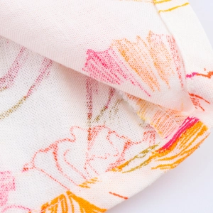Vue macro d'un tissu floral de haute qualité avec coutures détaillées et texture douce