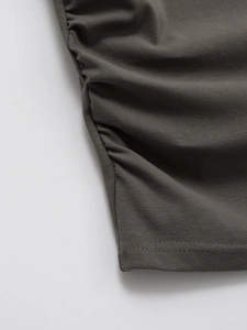 Detailansicht von kohlegrauem Strickstoff mit seitlicher Raffung und Doppelnadel-Saumstich