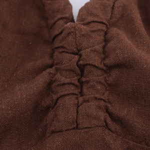 Robe midi à bretelles marron foncé en lin texturé avec détails de plis verticaux
