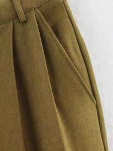 Detailansicht der Faltenfront und des Twill-Stoffs an der olivgrünen Hose in Nahaufnahme