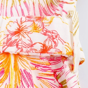 Détail de la taille à imprimé floral avec bande élastique et passant de ceinture