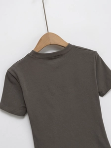 Detailansicht der dunkelgrauen Rippstrick-Textur und des Rundhalsausschnitts am Slim-T-Shirt