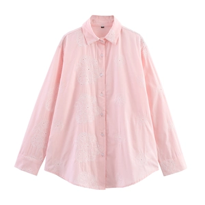 Vue détaillée d'une chemise rose en coton avec broderies florales 3D blanches raffinées