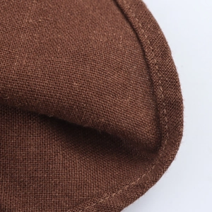Gros plan sur tissu marron en coton et lin montrant la texture tissée et les finitions