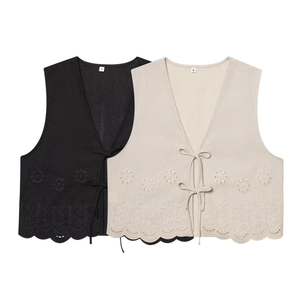 Detail von bestickten Westen in Schwarz und Beige mit V-Ausschnitt und Wellensaum-Dekor