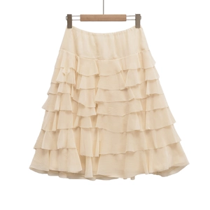 Dettaglio della gonna a balze color crema con elastico in vita e volant in chiffon leggero