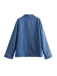 Vista posterior de chaqueta vaquera azul oscuro con cuello doblado y costuras de calidad