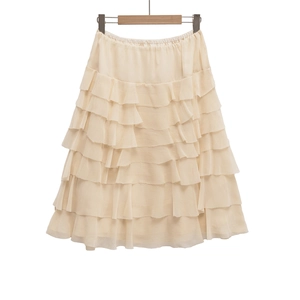Dettaglio gonna midi a balze beige con vita elastica e tessuto in chiffon arricciato