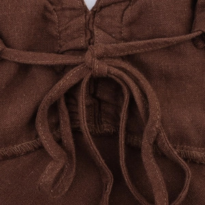 Détail d'une robe midi marron en lin et coton avec texture tissée et cordon de serrage