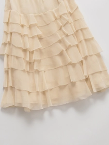 Gonna midi beige a balze con vita alta e strati di chiffon dal design minimalista chic