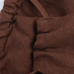 Gros plan sur la texture du lin marron montrant la taille élastique et les coutures