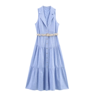 Détail d'une robe chemise sans manches bleu ciel avec ceinture tressée dorée