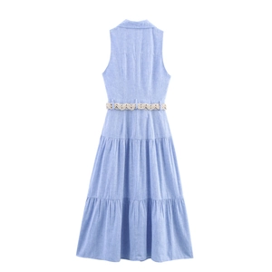 Vue détaillée du dos de la robe sans manches bleu clair à volants avec ceinture