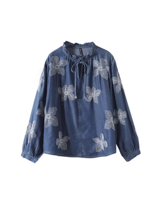 Chemise en jean bleu foncé avec broderies florales blanches et col volanté à nouer