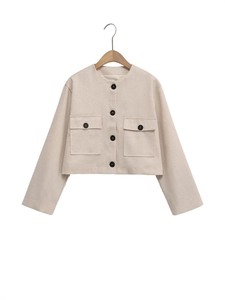 Veste en tweed beige chic avec boutons contrastés et poches sur fond blanc