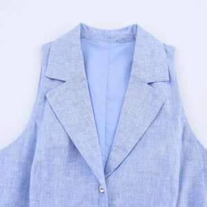 Détail de la robe gilet sans manches bleu clair avec revers et texture en lin