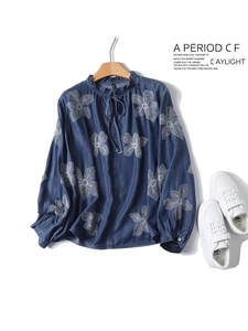Chemise en denim décontractée avec broderie florale, col volanté et liens à glands