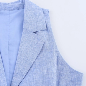 Détail du gilet sans manches bleu ciel avec revers cranté et tissu texturé en coton et lin
