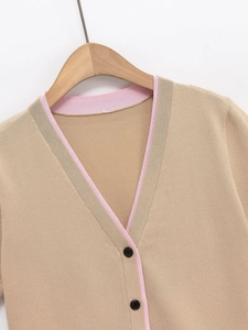 Cardigan en maille à col en V pour femmes, beige avec bordure rose et boutons noirs